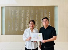 Delegation Presents a souvenir to Prof Gao Yuandong, Deputy Director of the Southwest University of Economic and Management Institute 