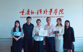 Photo of delegations with the representative of Chongqing Institute of Foreign Studies, and presents an HKU SPACE souvenir to Mr Xi Zhengxin, Vice President of Chongqing Institute of Foreign 