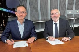 学院院长李经文教授及亚斯特大学副校长Professor Paul Seawright代表签署