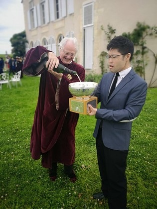 評審為HKU SPACE team 倒酒祝賀！感激老師Chris So的指導