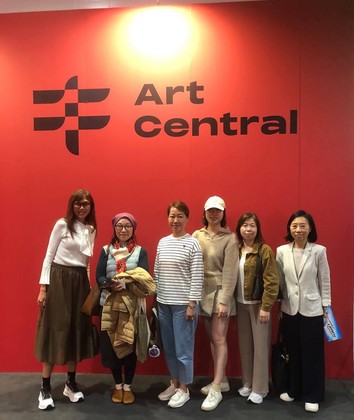 The ALUMNI hosted a Guided Tour to Art Central 2025