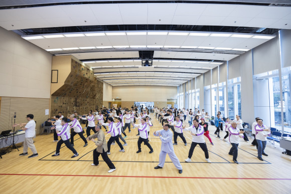 On 10 May, the ALUMNI collaborated with the Hong Kong Association of Property Management Companies (HKAPMC) to host a “Tai Chi and Health Fun Day” session at Po Leung Kuk Stanley Ho Community College (HPSHCC). 