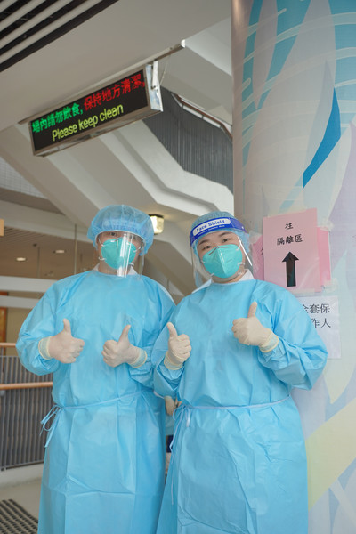 學護戴同學(左)及歐陽同學(右)希望可以出一分力，幫助減輕前線醫護的負擔。