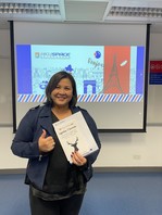 Congratulations to Ms. Shek, who has won the Outstanding Performance Award in our Certificate in French (Intermediate)! Félicitations! 