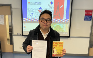 Congratulations to Mr. Hou, who has won the Outstanding Performance Award in our Certificate in French (Intermediate)! Félicitations! 