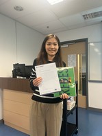 Congratulations to Ms. Lee, who has won the Outstanding Performance Award in our Certificate in Spanish (Intermediate)! ¡Felicitaciones! (Feb 2025)
