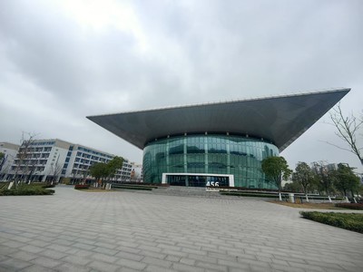 The delegation visited the Taicang campus 456 hall.