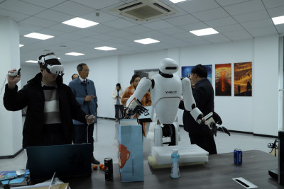 The delegation visited NPU Yangtze River Delta Research Institute: simulated robot with VR technology applied.