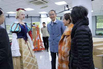 The delegation visited NPU Yangtze River Delta Research Institute: simulated robot with VR technology applied.