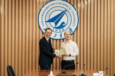 HKU SPACE presented a souvenir to the Northwestern Polytechnical University.