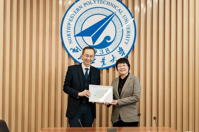 HKU SPACE presented a souvenir to the Taicang Smart Port Management Committee