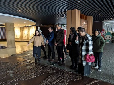 Visiting the Shanghai Museum of Traditional Chinese Medicine.
