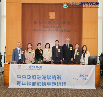 Photo with guests: Mr Wang Lun, Dr Lam Kwan Joey, Ms Hui Sze Man, Prof Chan Yuen Tak Fai Dorothy, Mr Chenyong, Mr Lee Ming Kwai, Dr Lock Chung Sum, Dr Ling Yau Sze 