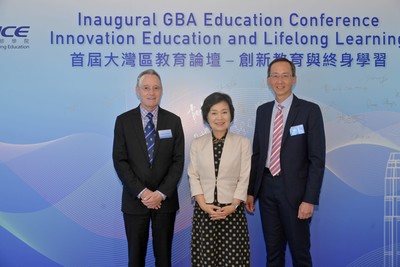Photo of three officiating guests: Prof Ian Holliday, Vice-President and Pro-Vice-Chancellor (Teaching and Learning) of The University of Hong Kong, and Chairman of the Board of Directors of HKU SPACE, Dr Choi Yuk-lin, Secretary for Education, the Government of the Hong Kong Special Administrative Region and William K.M. Lee, Director of HKU SPACE